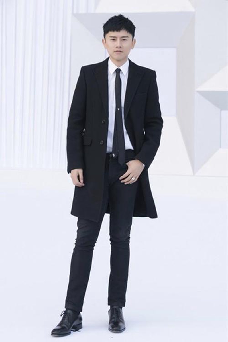 张杰演唱会撕衬衫炸圈了！是福利还是翻车网友吵麻了